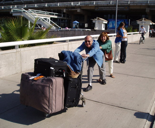so much luggage for Artie and M�nica to push to the car!