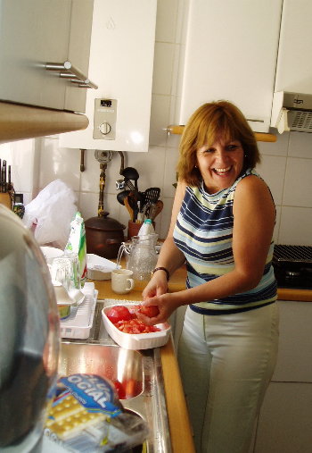 While Cot� unpacked her bags, M�nica prepared lunch for all of us.